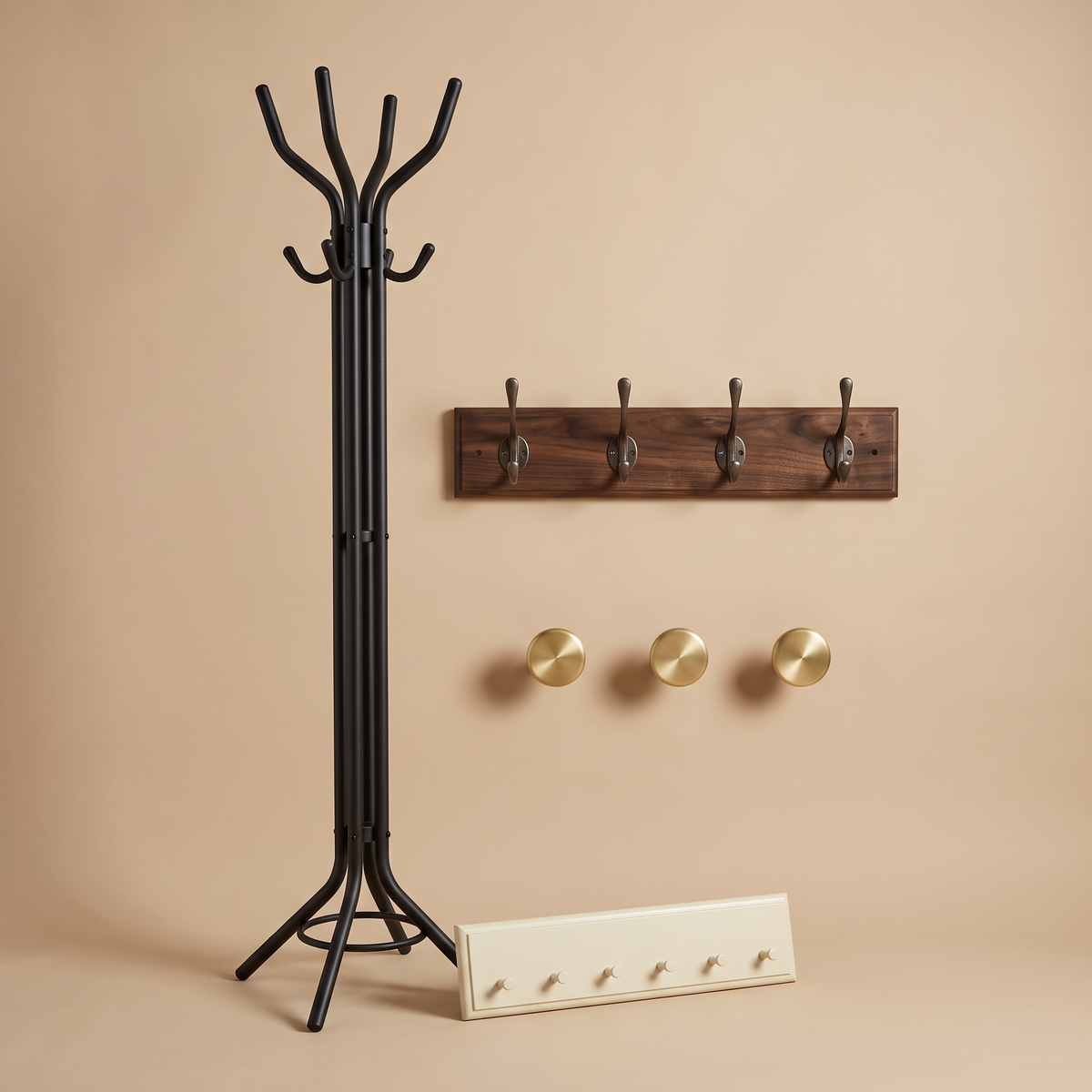 Garderoben und Wandhaken in Schwarz, Nussbaum und Gold vor warmem Beige