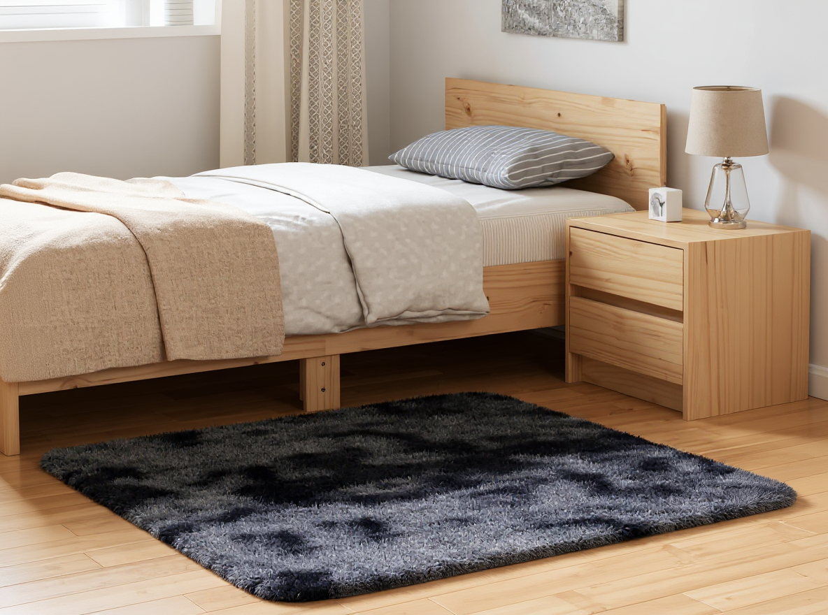 Hochflor-Teppich NAVARRA 160 x 160 cm Silbergrau mit 3,5 cm Flor vor dem Sofa