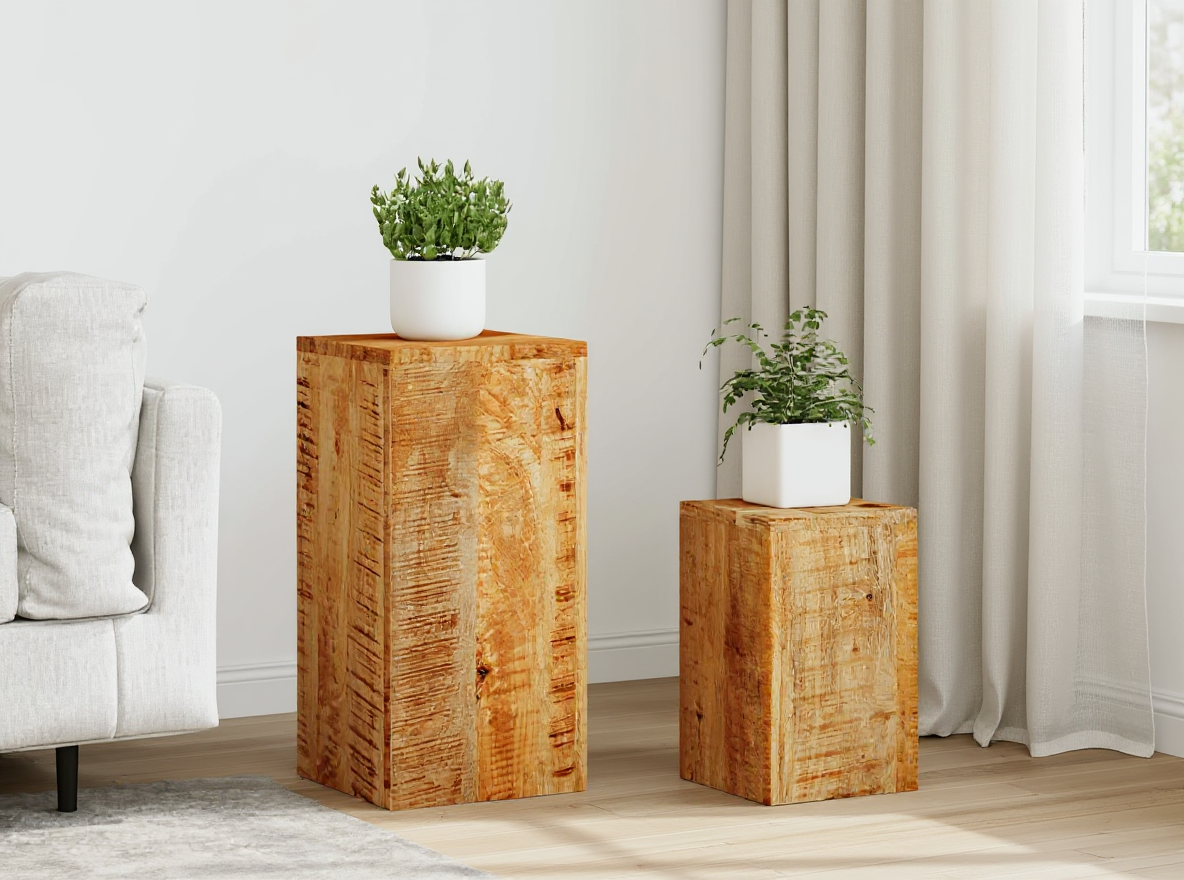 Pflanzenständer 2er-Set aus Mangoholz, 59 und 39 cm hoch, gestaffelt nebeneinander im Wohnzimmer