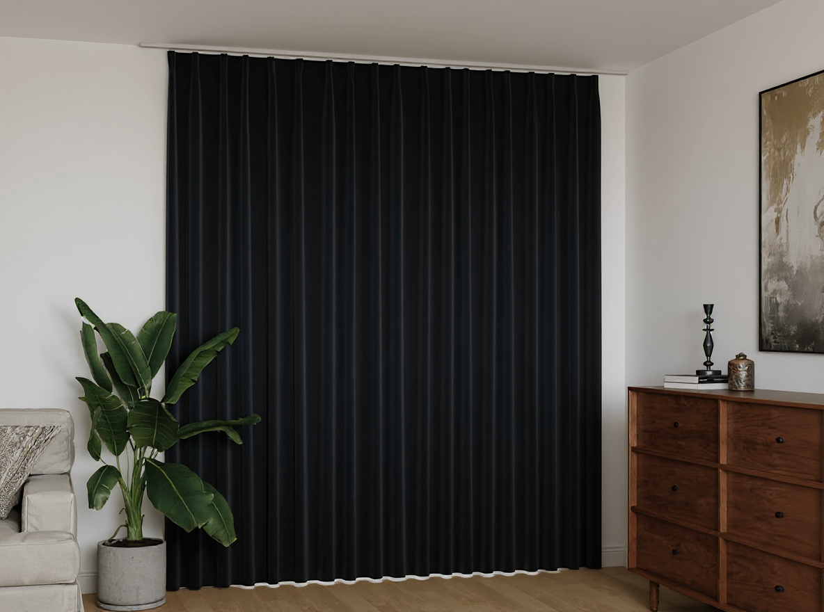 Frisch gewaschener Verdunkelungsvorhang 290 × 245 cm aus Polyester am Fenster