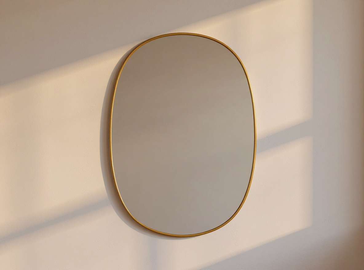 Wandspiegel Gold 80 x 50 cm an der Wand im kleinen Gaeste-WC ohne Stellflaeche