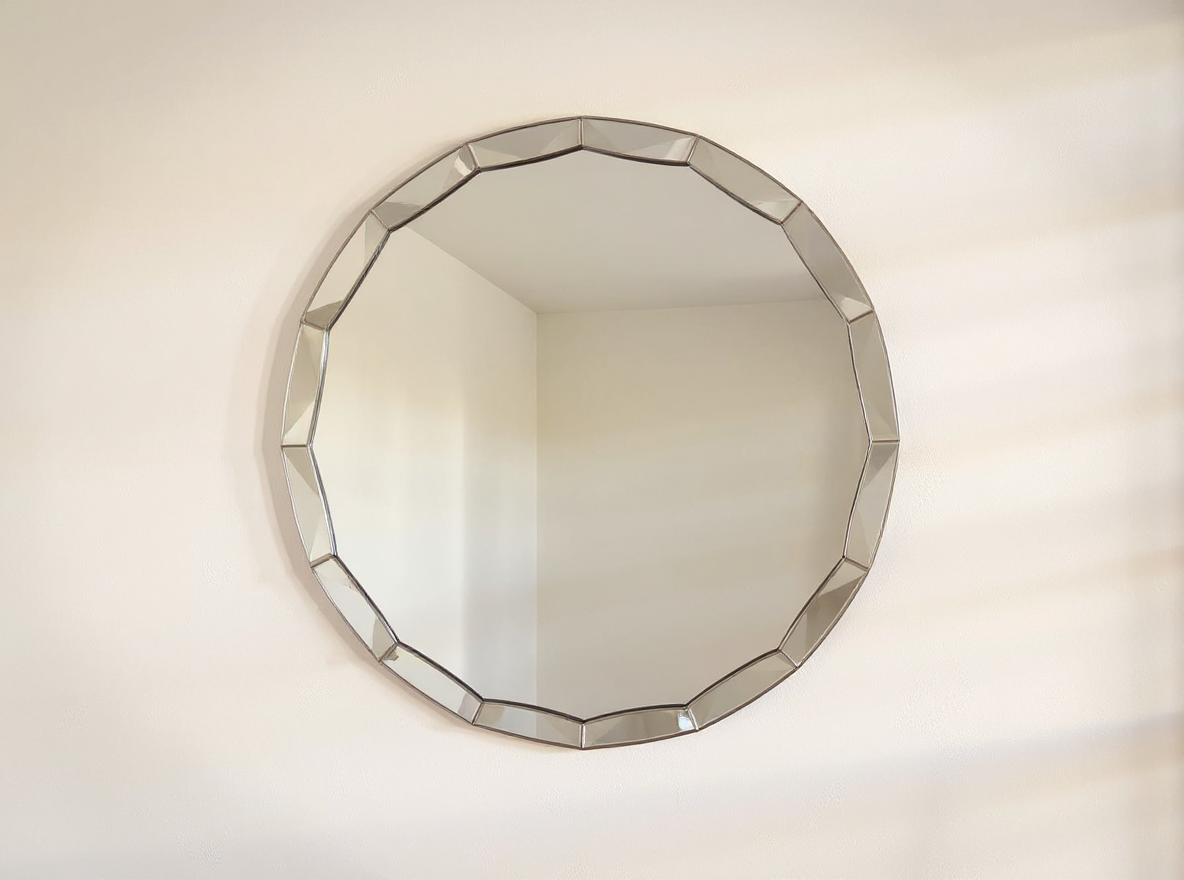 Wandspiegel rund 60 cm aufgehaengt, beiliegende Halterung und Schrauben auf der Kommode